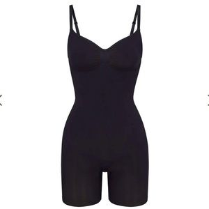 SCULPTING BODYSUIT MID THIGH W. OPEN GUSSET ONYX (Plus)